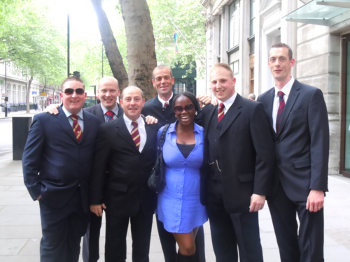 Businessmen in London who stopped for a picture (Photo: Siury Mercedes)