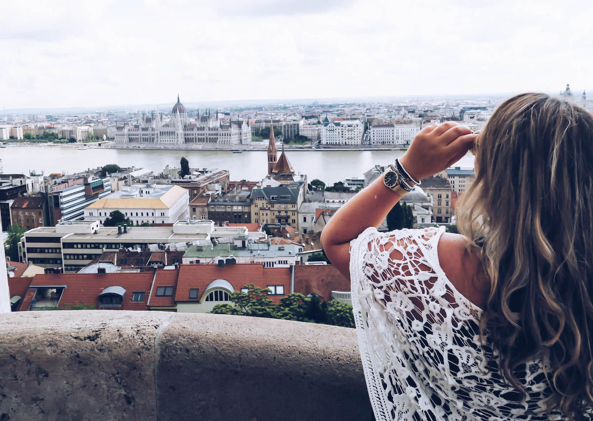 travel bloggers here is how to make money on instagram - travel instagram