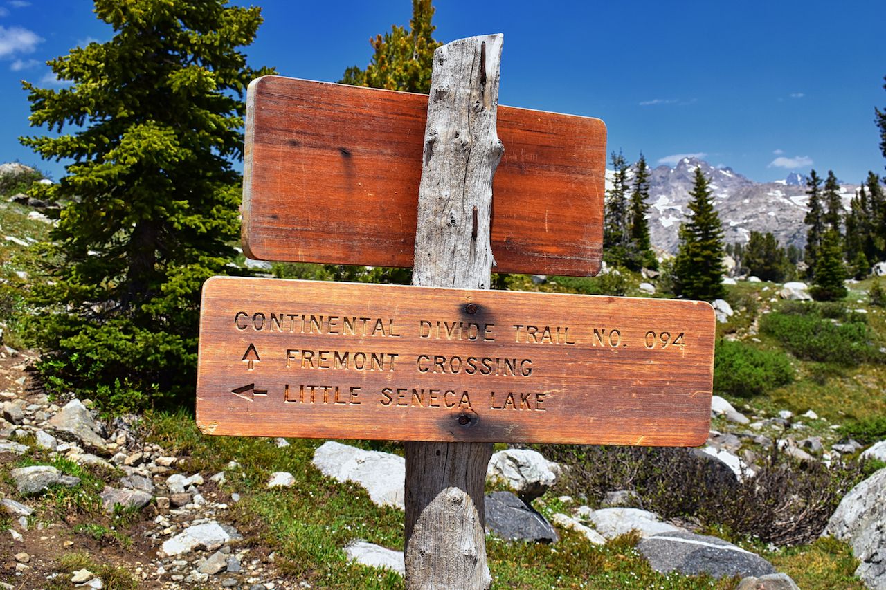 Segnale del sentiero Continental Divide nella Wind Rivers Range Wyoming