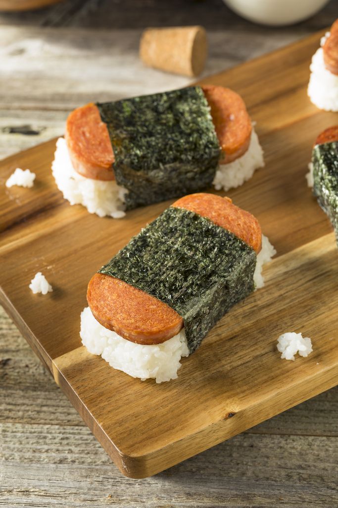 spam musubi (Hawaiian sushi roll)