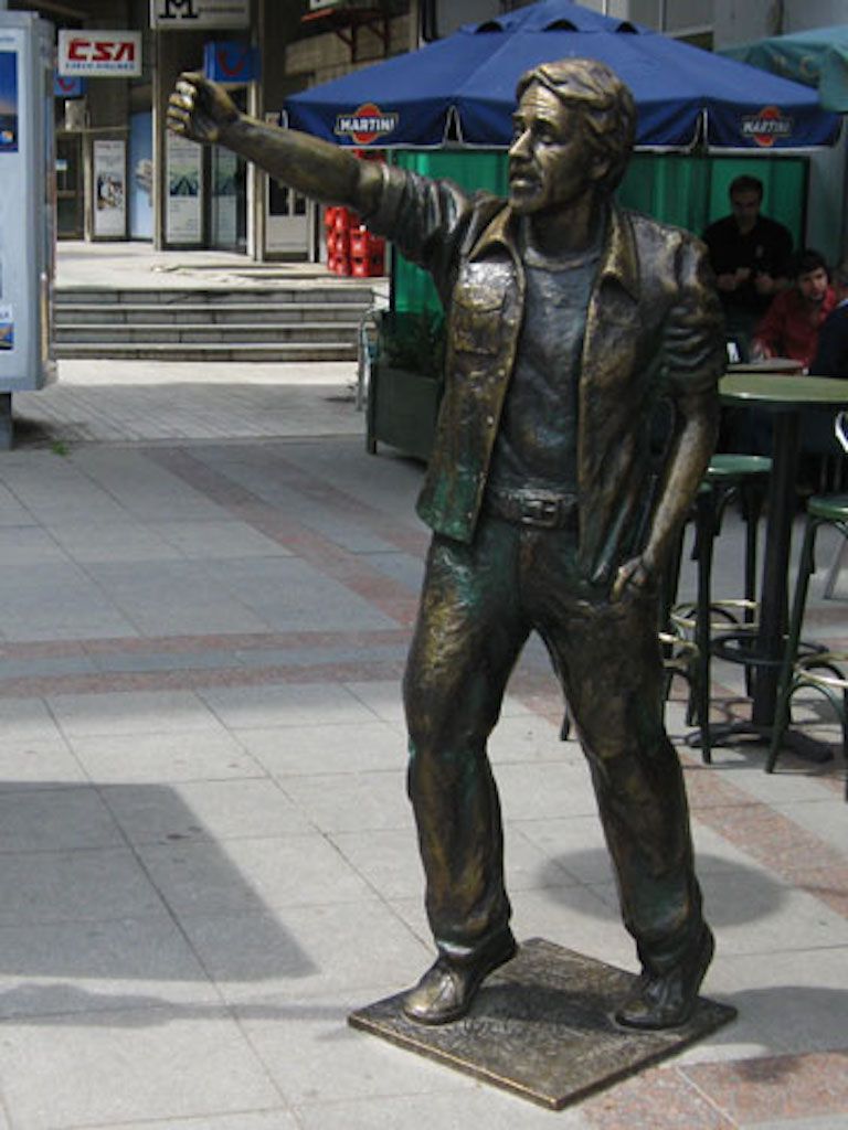 Smizla and Heeey sculpture in Skopje, Macedonia
