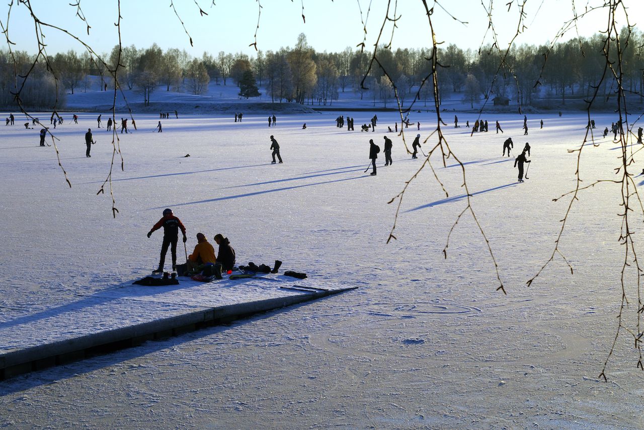 Patinadores sobre hielo en el lago Bogstadvannet en Oslo en Noruega