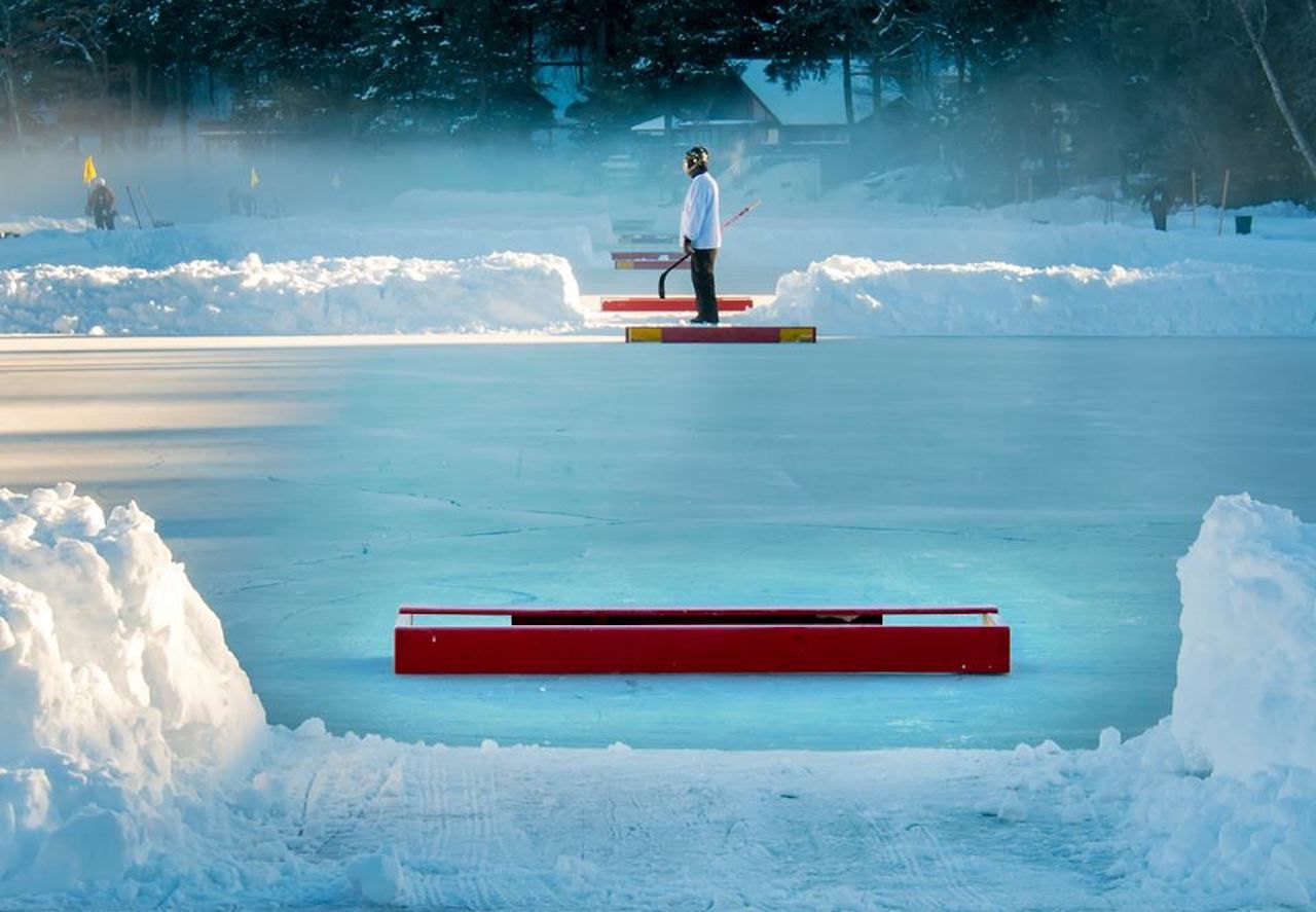 Patinador sobre el hielo en el lago Morey