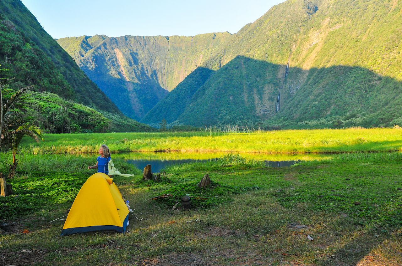 Morning light on the waimanu valley, hawaii