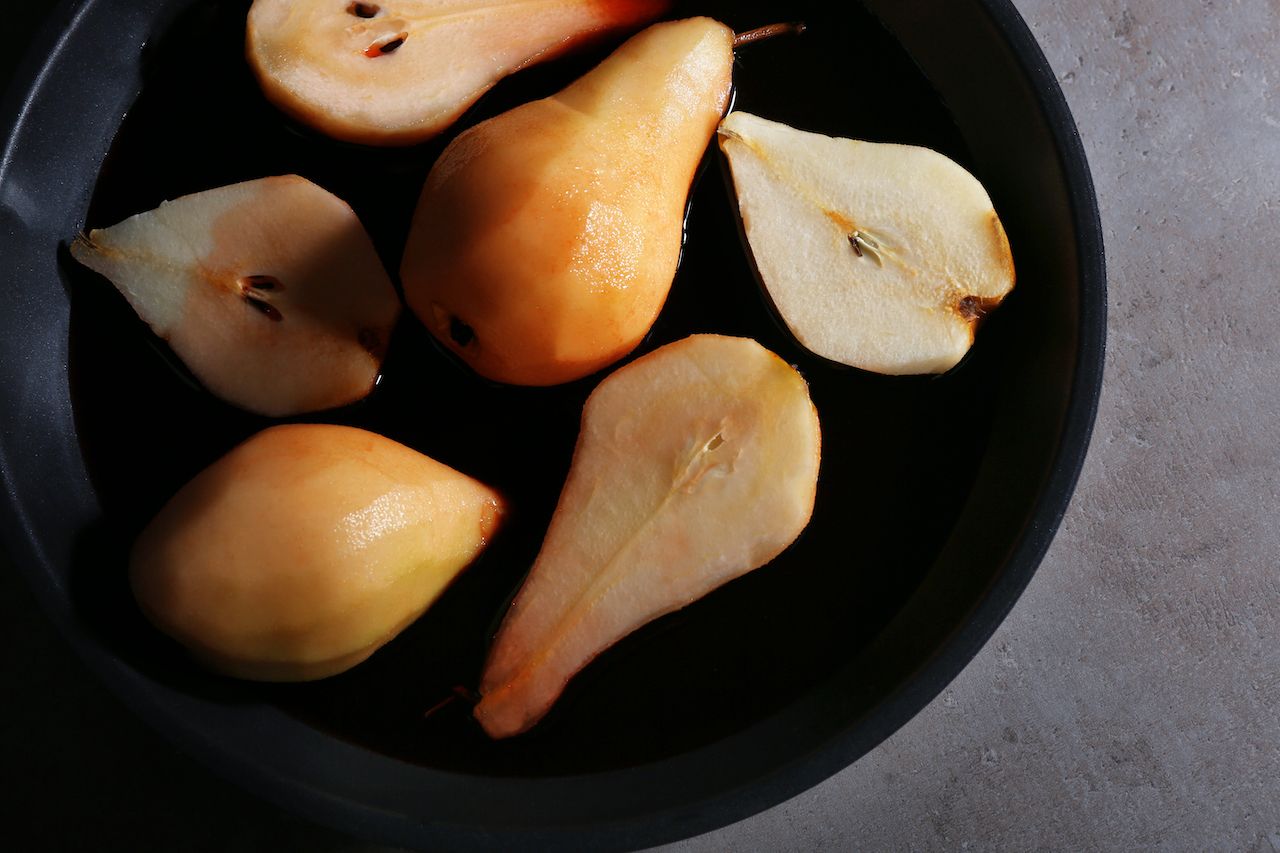 stoofperen braised pears in wine Dutch traditional dessert