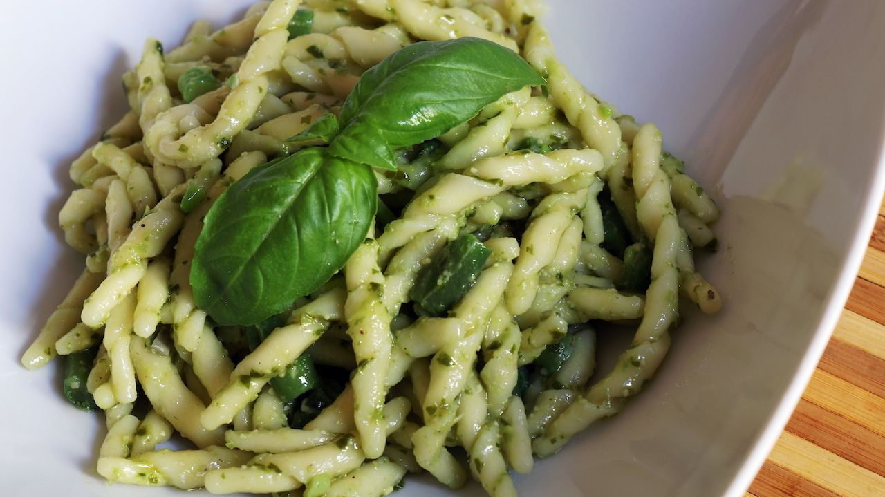 Italian fresh trofie al pesto with green beans
