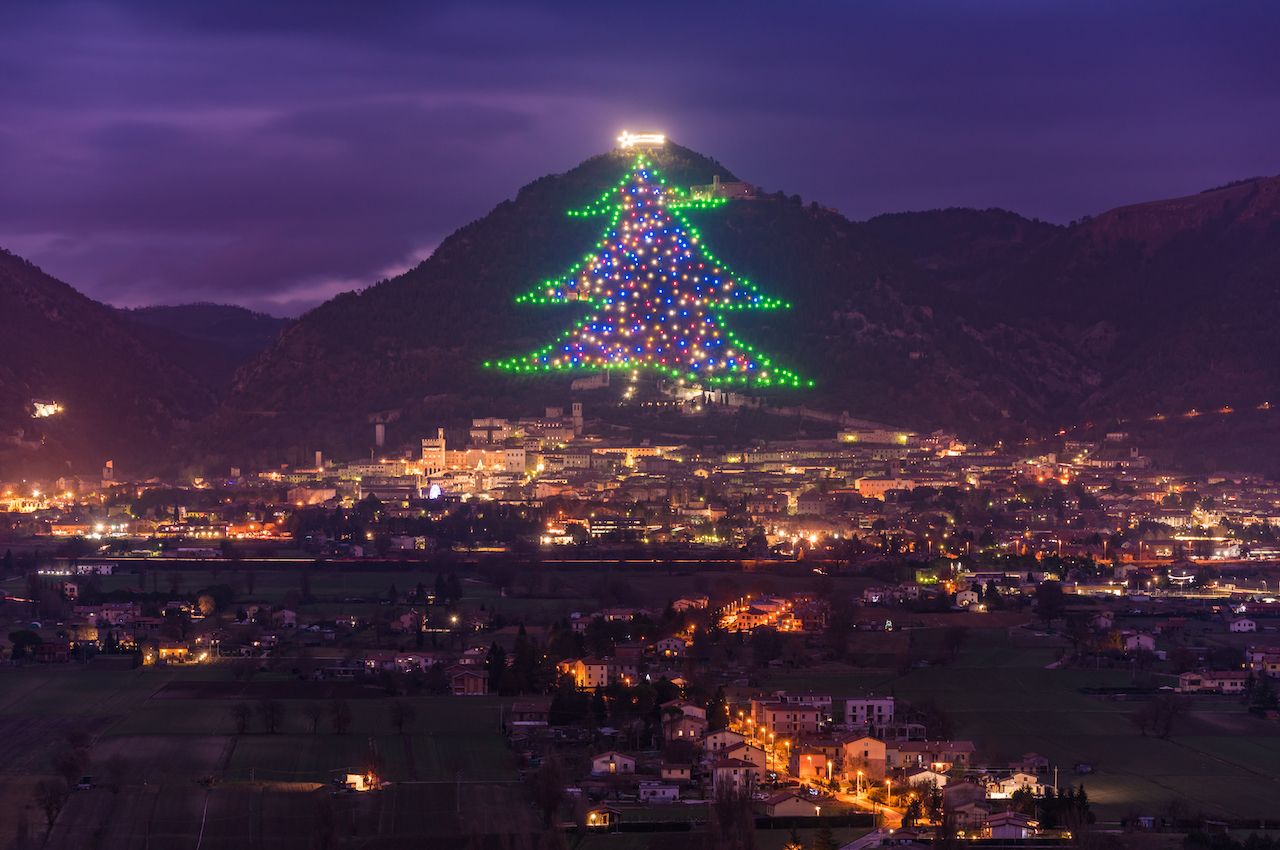 de grootste kerstboom ter wereld in Gubbio, Italië