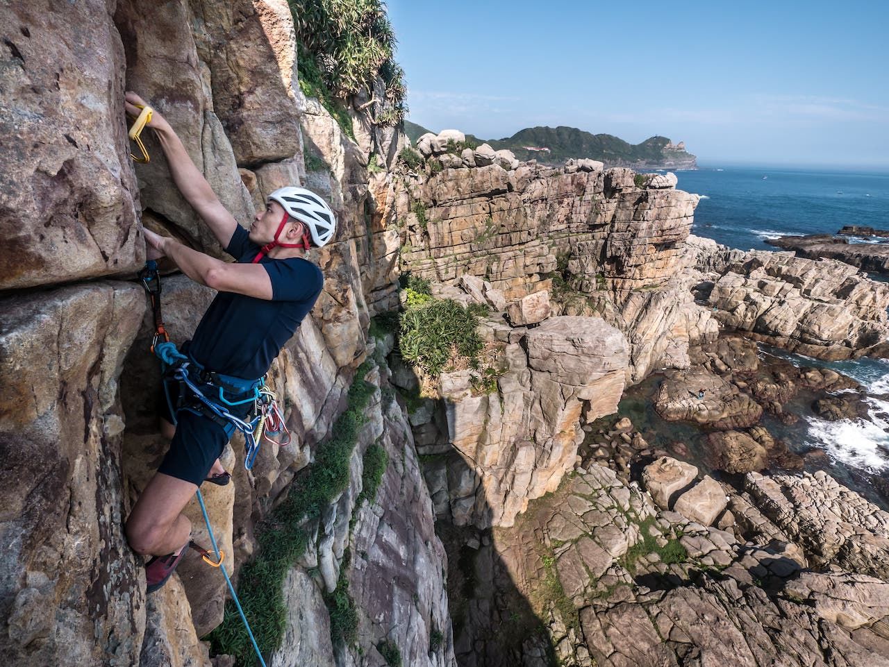 Making new climbing friends at Long Dong Taiwan after dropping in