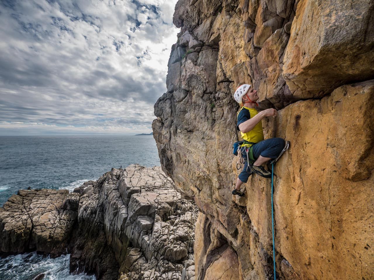 Rock climbing at Dragon Cave (Long Dong), Taipei, Taiwan｜Accupass