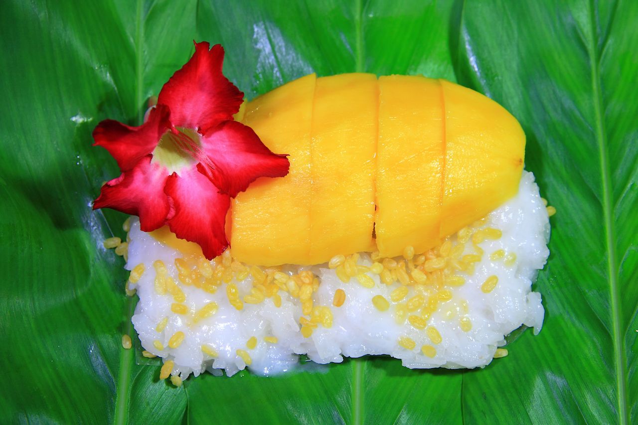 Sweet mango with coconut milk and mong beans