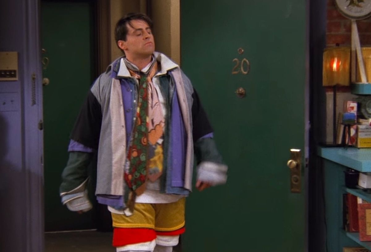 joey wearing chandlers clothes