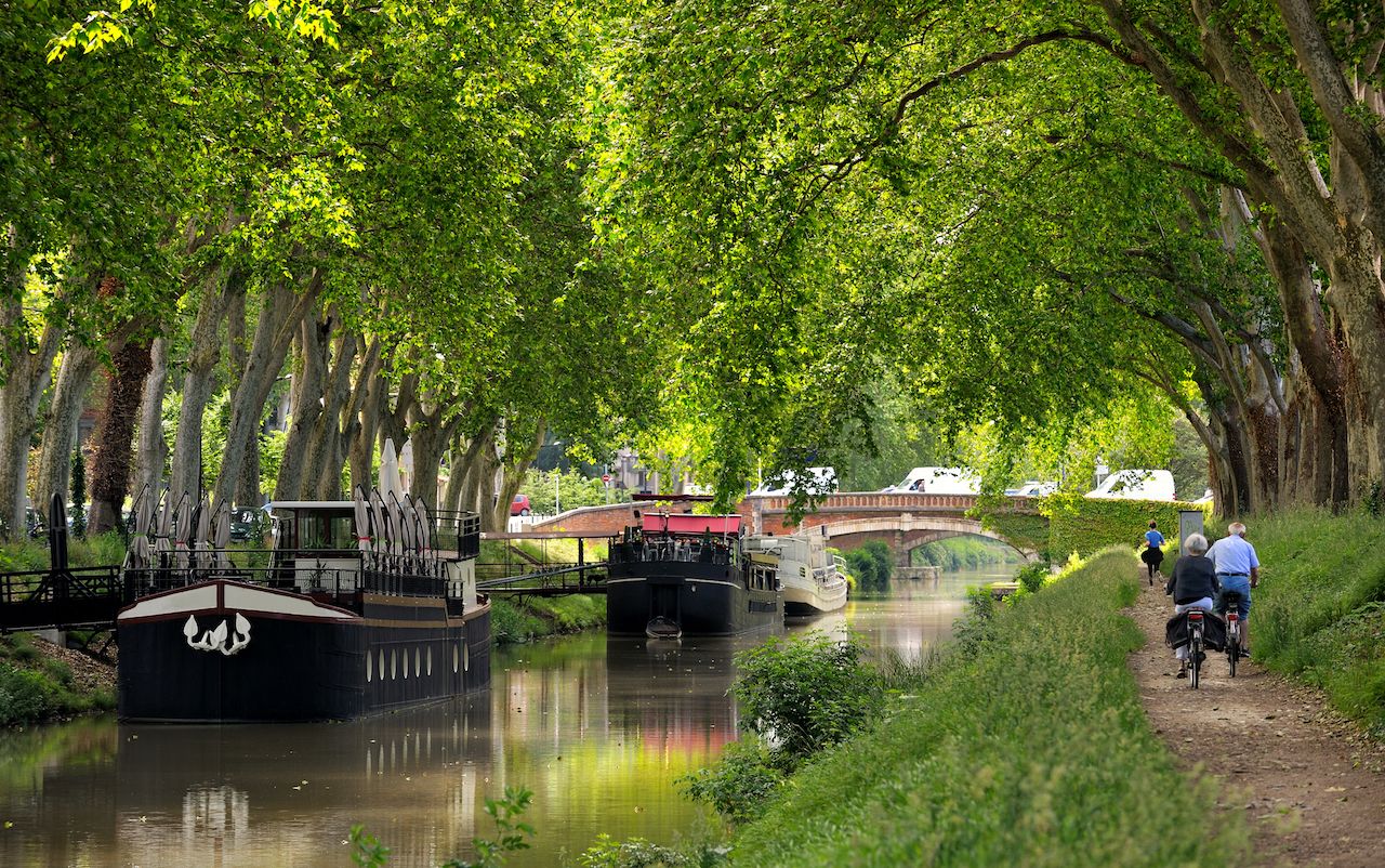 Walk along the canal of midi in Toulouse, France