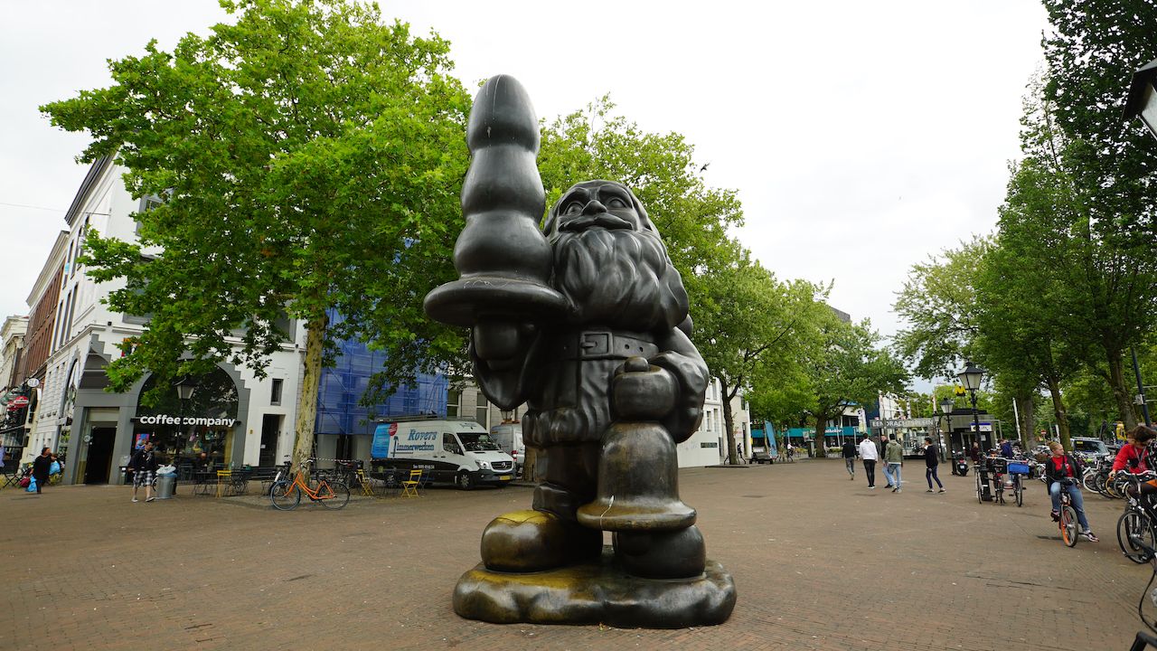 Bronze Santa Claus sculpture by Paul McCarthy on Eendrachtsplein in Rotterdam