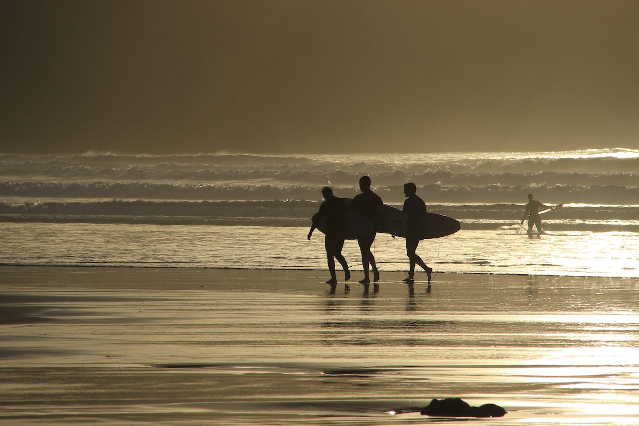 raglan new zealand surfers on beach