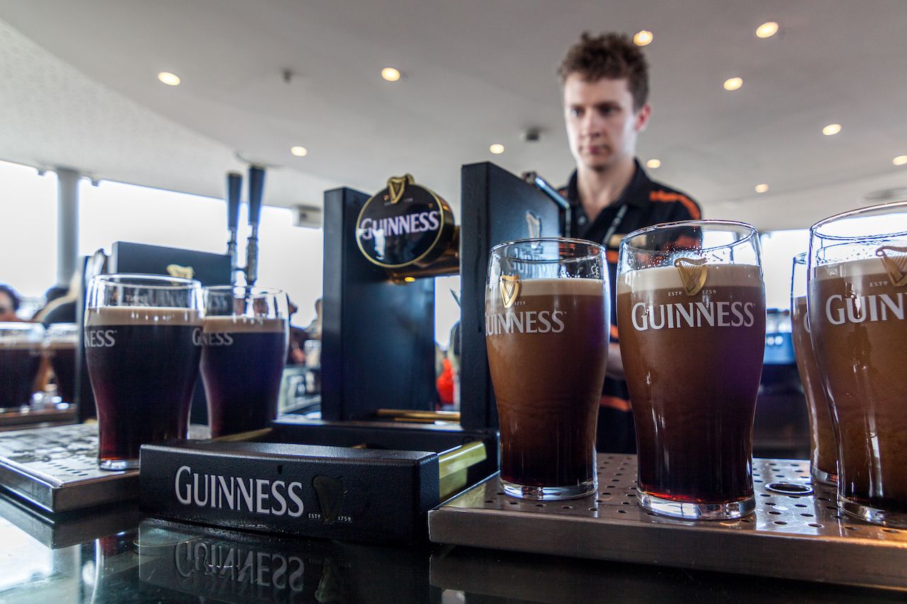 https://d36tnp772eyphs.cloudfront.net/blogs/1/2020/03/People-relax-and-enjoy-the-perfect-pint-of-GUINNESS-at-Gravity-Bar.jpg