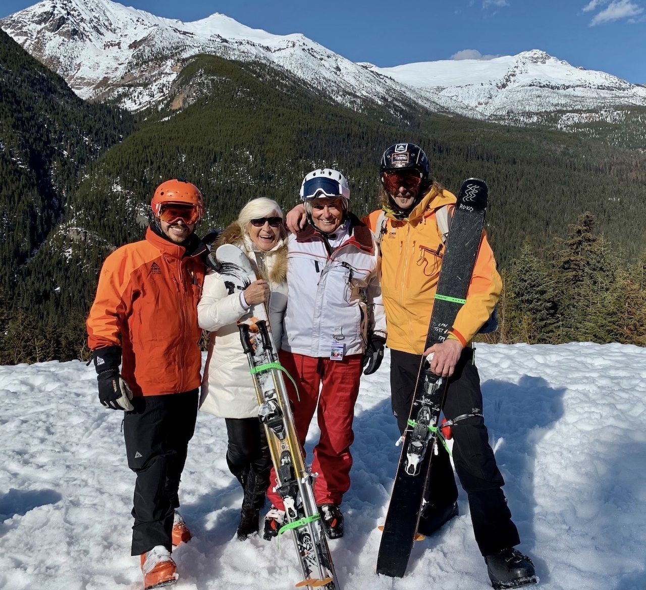 Image Récord 95 Year Old Heli Skier And Family