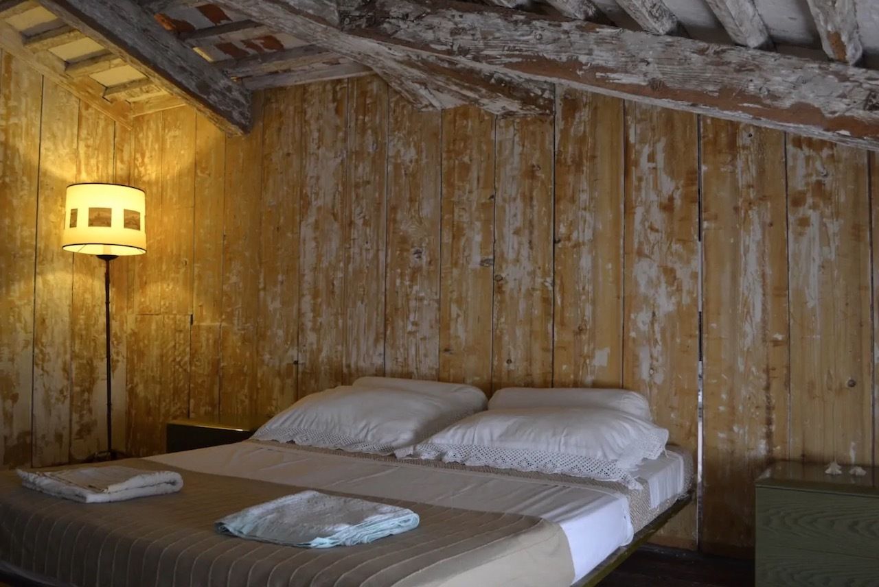 Bedroom in farmhouse for rent on private island in Venice