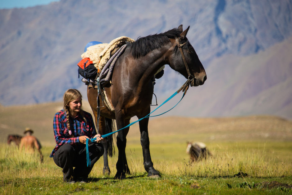 cruce de los Andes mujer con caballo