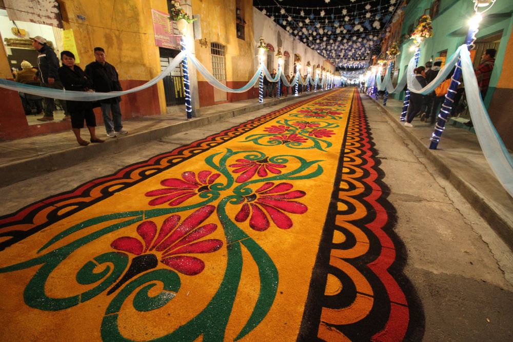 El arte efímero de los tapetes de aserrín y flores - Matador Español